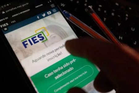 celular com aplicativo do fies- Metrópoles