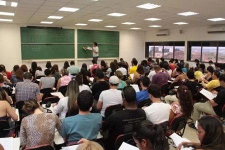 Pessoas em sala de aula - Metrópoles