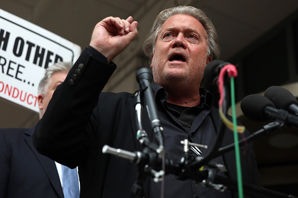 Steve Bannon falando em microfone -- Metrópoles