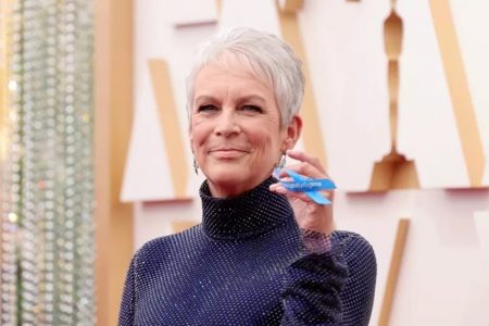 Jamie Lee Curtis de azul - Metrópoles