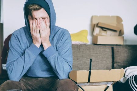 Foto colorida de homem triste com testosterona baixa