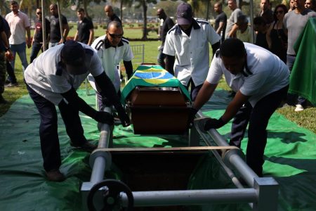 enterro do policial militar morto na operação do complexo do alemão,no rio de janeiro