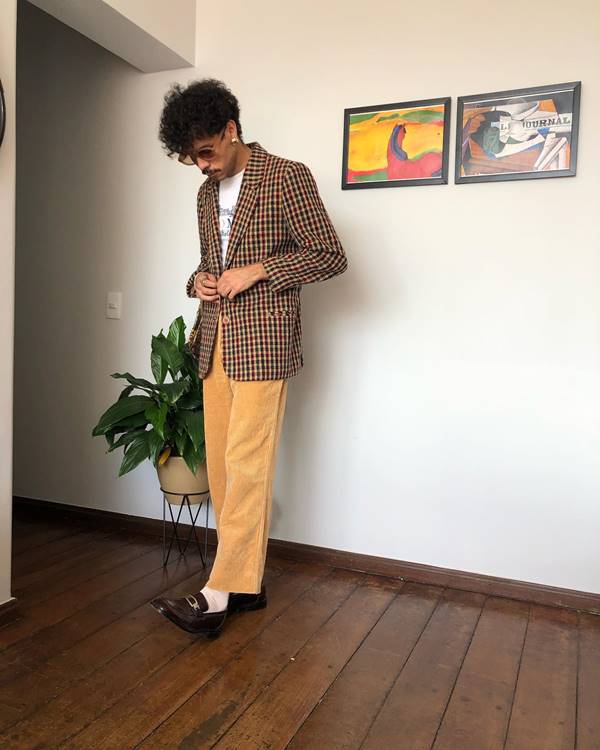 Homem usando calça e blazer de alfaiataria