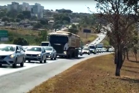 Veículos em trânsito numa pista