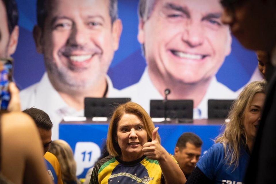 Ana Cristina Siqueira Valle ex-esposa do Presidente Jair Bolsonaro faz positivo com mão durante evento