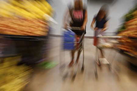mulheres caminham com carrinho de compras em mercado