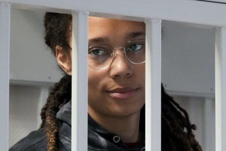 A estrela do basquete americano Brittney Griner é interrogada no tribunal da cidade de Khimki, na Rússia. Ela é acusada de tráfico de drogas - Metrópoles