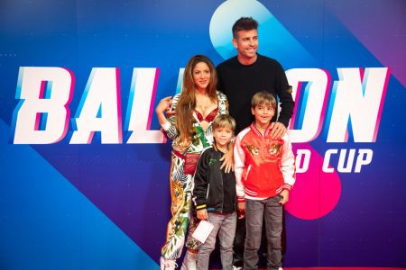 Shakira e Pique com os filhos em evento - Metrópoles