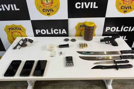 Armas de fogo, brancas, celulares e droga são expostas na delegacia da PCDF após apreensão com quadrilha de tráfico de drogas - Metrópoles