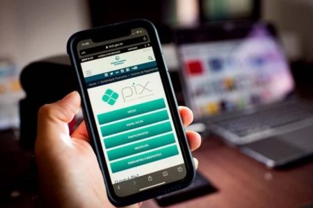 Celular com aplicativo do Pix aberto - Metrópoles