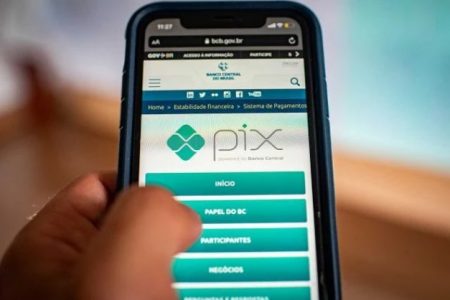 Celular com aplicativo do Pix aberto - Metrópoles
