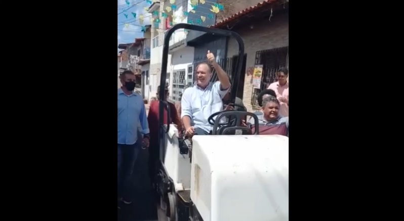 O governador do Maranhão, Carlos Brandão, pilota uma máquina niveladora de asfalto ao entregar ruas pavimentadas em São Luís
