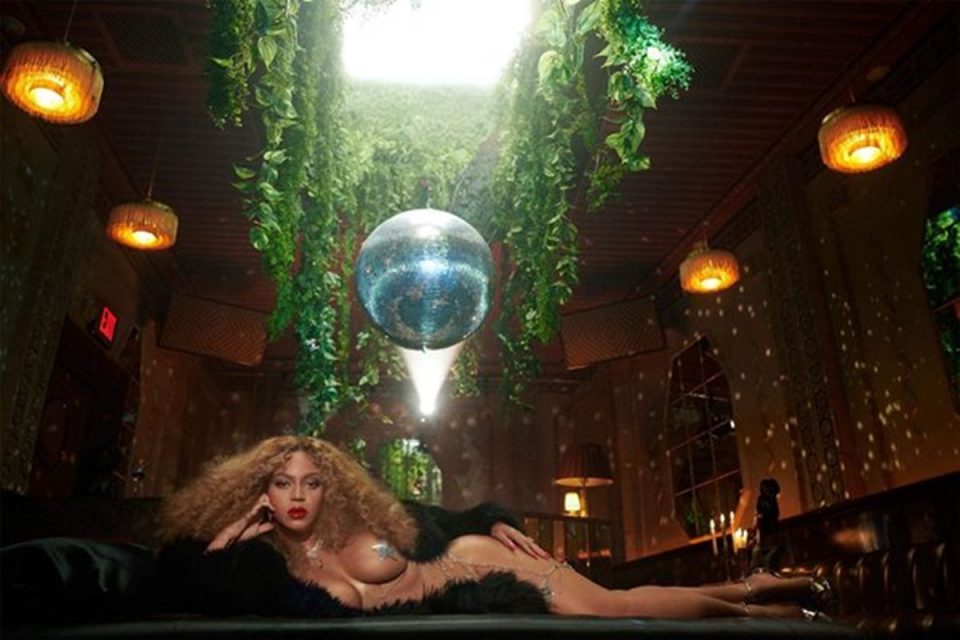 Na imagem com cor, Beyoncé deitada em cima de um globo de festa