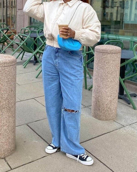 Mulher usando bolsa azul