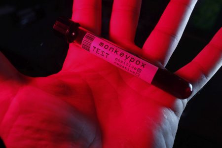 banco de imagem ampola e seringa teste variola macaco monkeypox saude doença