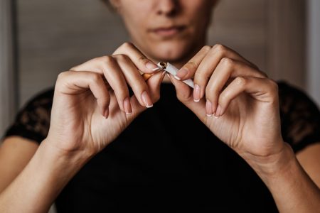 Pessoa cortando cigarro - metrópoles