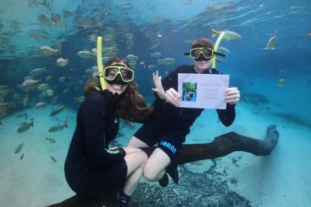 foto colorida de casal embaixo d'água