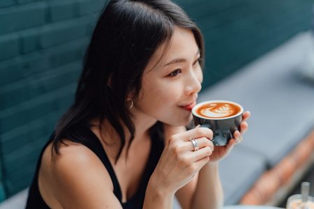 Mulher bebendo café