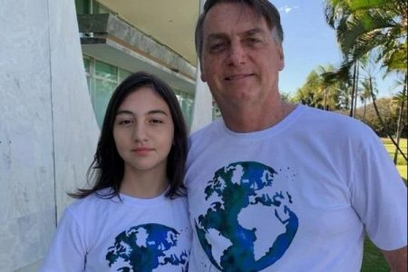 Bolsonaro e a filha Laura- mETRÓPLES