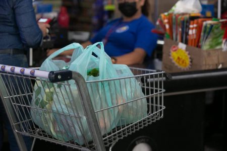 Sacolas plásticas dentro de carrinho