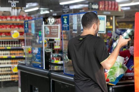 Homem de camisa preta em mercado