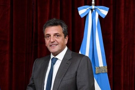 impeachment Ministro argentino Sergio Massa em frente à bandeira do país - Metrópoles