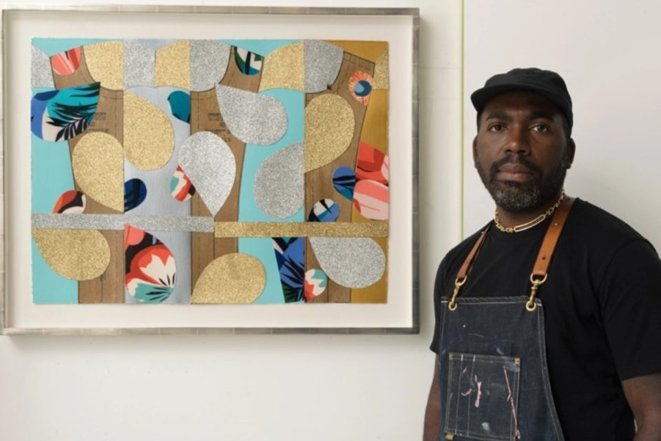 Artista Derrick Adams ao lado de pintura colorida