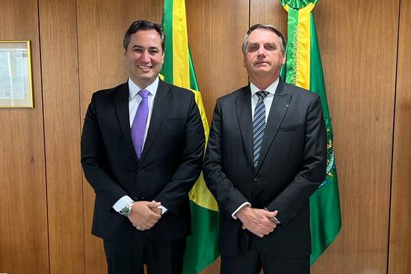 Fotografia colorida de dois homens de terno