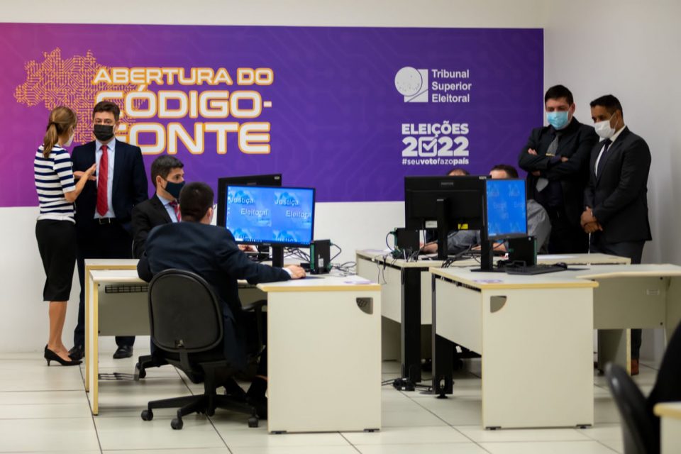 técnicos indicados pelo Ministério da Defesa fazem a inspeção dos códigos-fonte da urnas eletrônica na Sala Multiúso, na sede do Tribunal Superior Eleitoral TSE 8