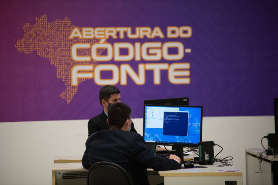técnicos indicados pelo Ministério da Defesa fazem a inspeção dos códigos-fonte da urnas eletrônica na Sala Multiúso, na sede do Tribunal Superior Eleitoral TSE