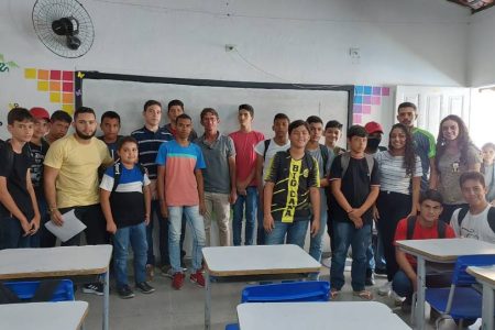 foto colorida de alunos em escola