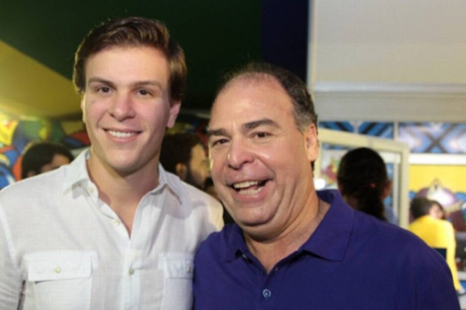 O ex-prefeito de Petrolina Miguel Coelho, de camisa branca, ao lado do pai, o senador Fernando Bezerra Coelho