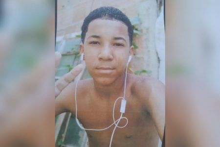 Adolescente é morto na volta de escola em confronto policial no RJ