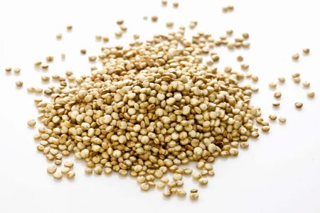 Imagem colorida de grãos de quinoa
