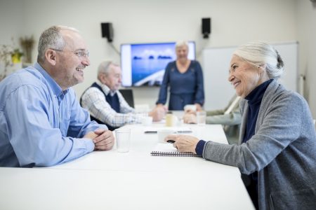 Foto de idosos em uma mesa de trabalho