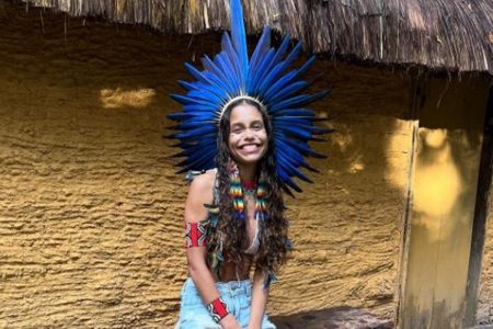 Foto colorida da Influenciadora indígena Alice Pataxó