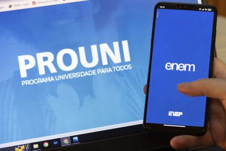 tela computador com site do Prouni e celular com app do Enem - Metrópoles