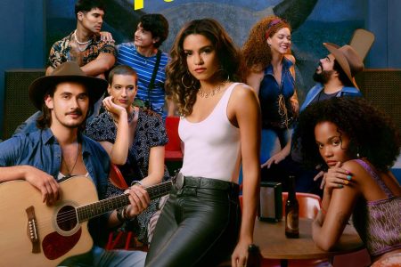 Grupo de pessoas em um bar tocando violão