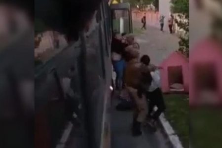 foto colorida de abordagem policial