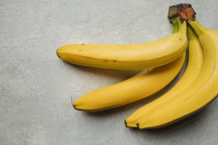 Foto colorida de banana, fruta rica em magnésio - Metrópoles