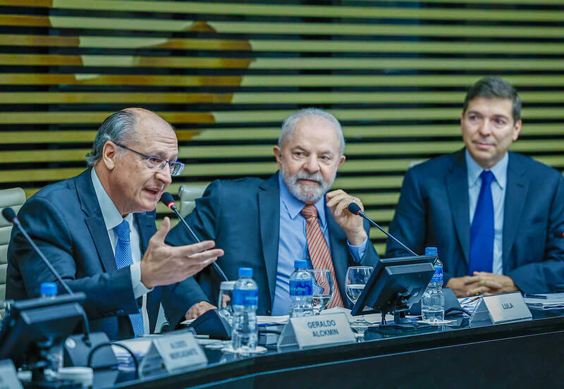 O ex-governador Geraldo Alckmin discursa para empresários da Fiesp, ao lado de Lula e do presidente da federação, Josué Gomes - Metrópoles