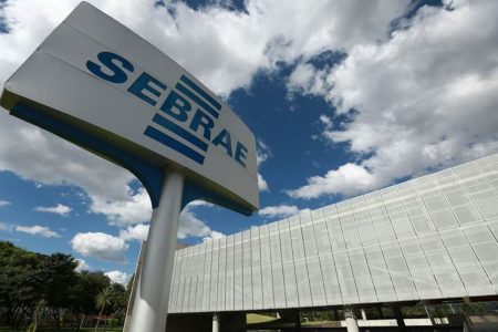Foto de uma placa do prédio do Sebrae
