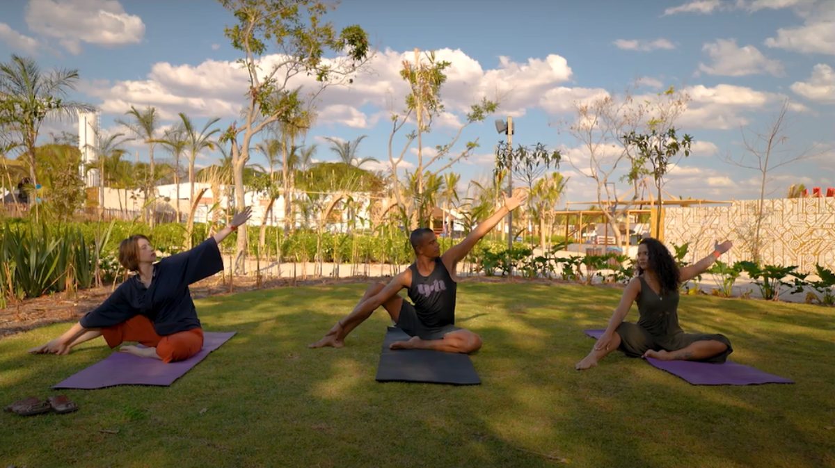 Prática de yoga no Na Praia