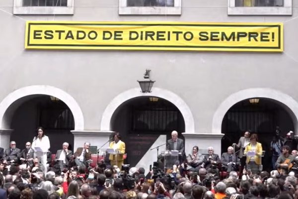 Ato em defesa da democracia na USP