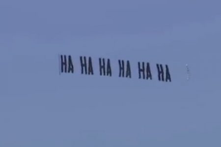 avião sobrevoa a casa de Donald Trump
