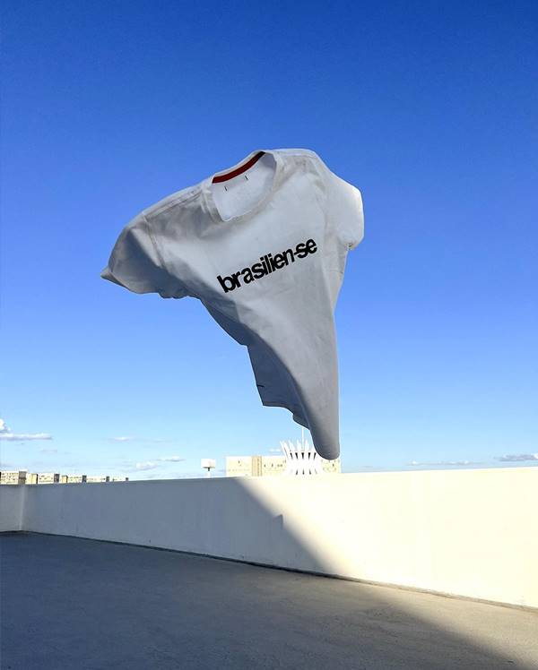 Camiseta da marca dane-se voando