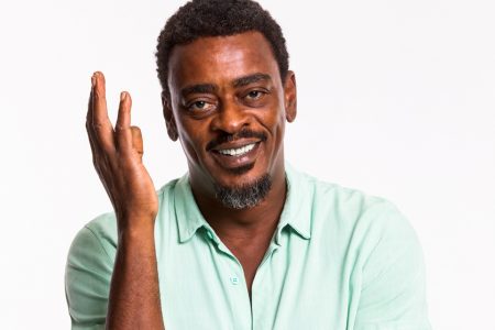 Foto colorida de Seu Jorge