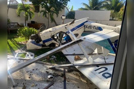 Queda de avião ultraleve em casa na Barra deixa dois feridos- RJ5