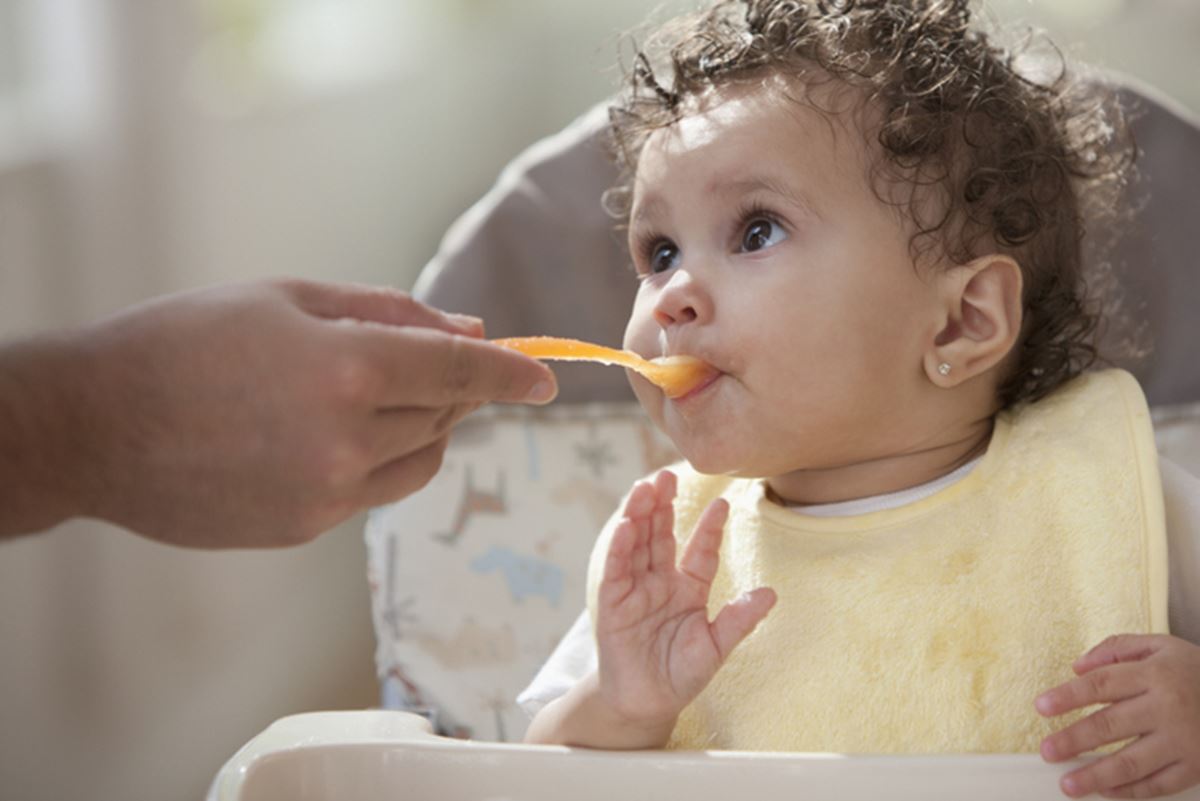 Bebê comendo papinha