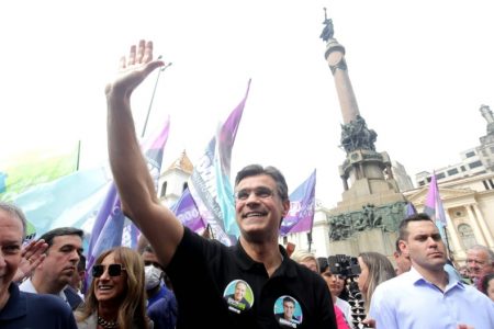 Rodrigo Garcia em campanha nas ruas de SP